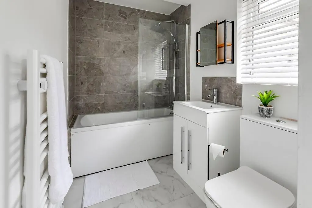 Relocators, Medical Staff, Families Apartment Luton