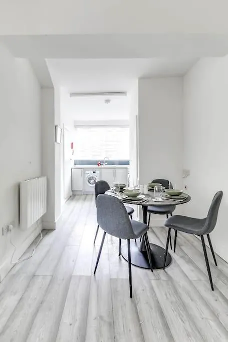 Relocators, Medical Staff, Families Apartment Luton  0*, Luton (Bedfordshire)